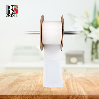 Sacchetti in plastica trasparente pre-aperti su un sacchetto automatico a rotolo